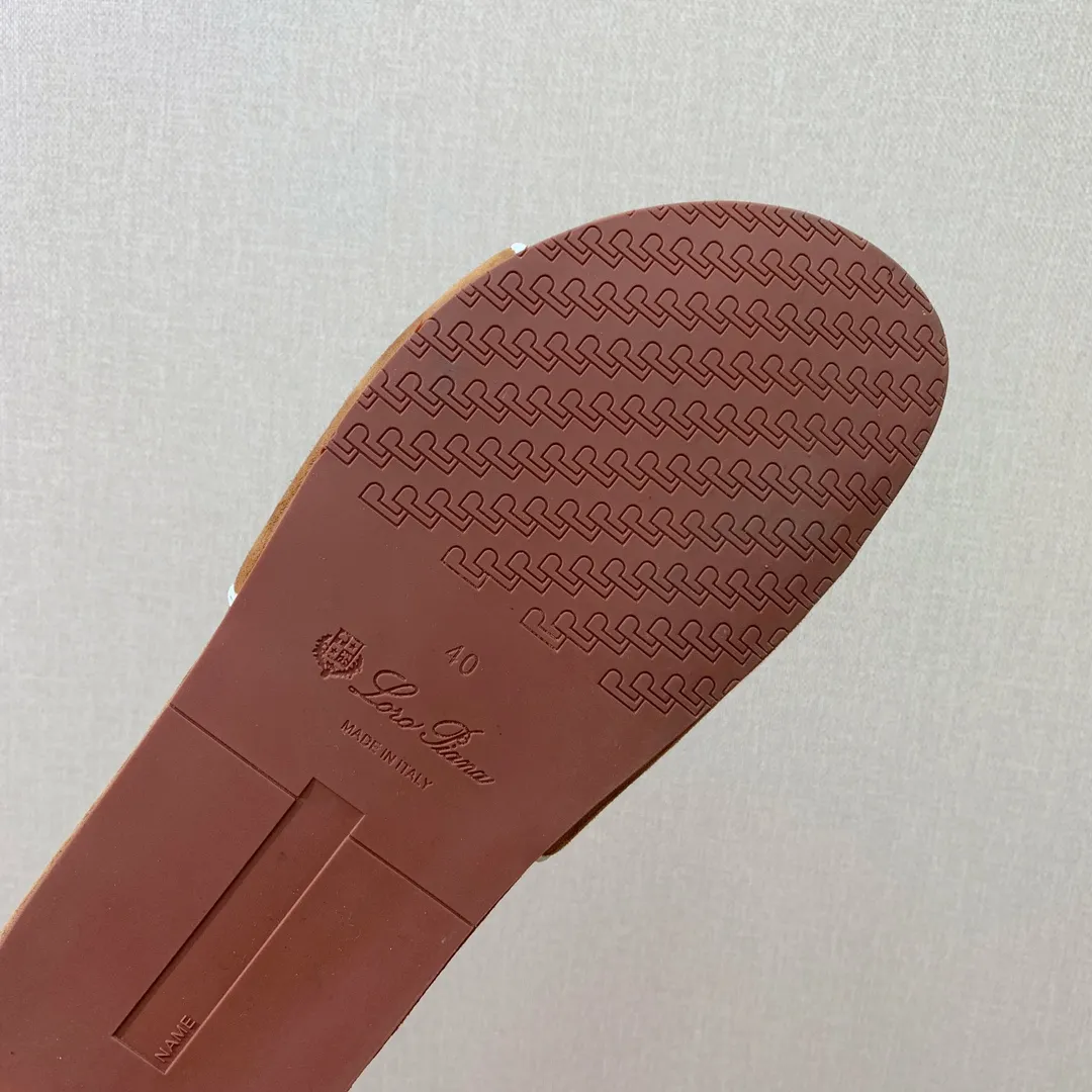 【LP】P:600💰 Size: 39-46 (45.46 can be customized) 【Loro Piana】LP men's slippers. Italian top cashmere is retro, elegant, low-key and luxurious. Both fashionable and practical, the leather is still of the highest quality in the entire network. The upper is silky and smooth. Wear-resistant and highly elastic beef tendon bottom. .